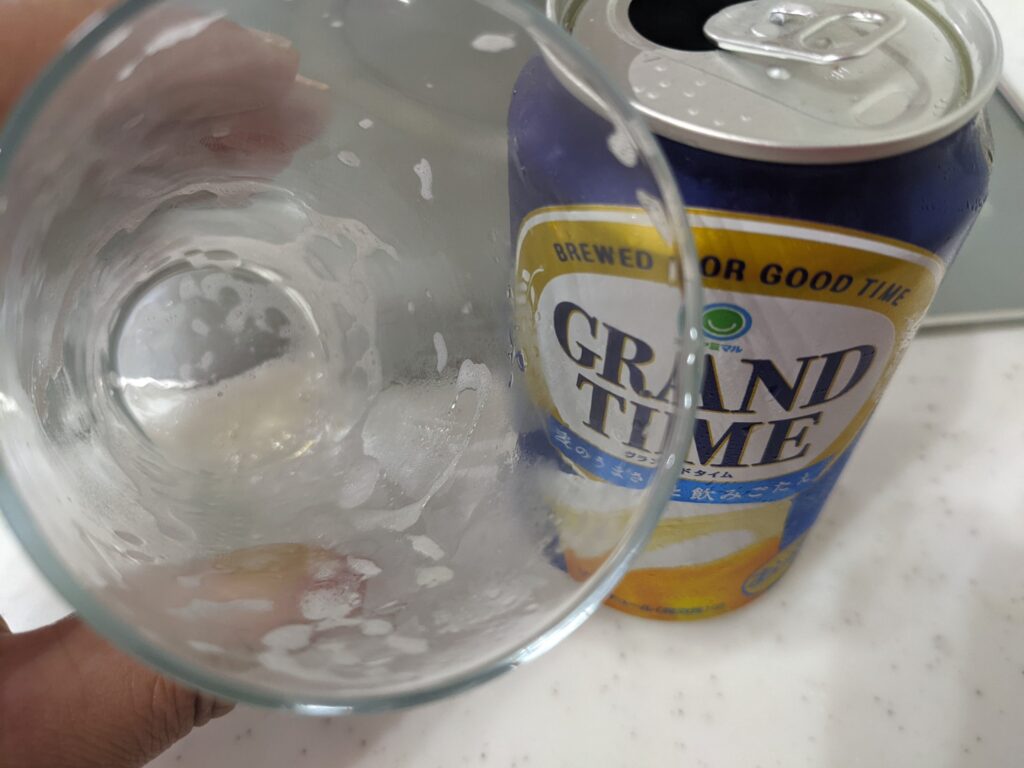 グラスに入った「新ジャンルビールグランドタイム」を飲みほしたところ