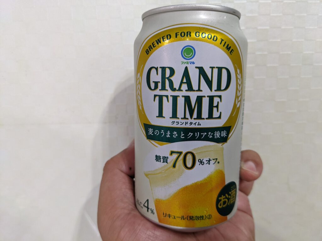 「グランドタイム糖質70％オフ」を手で持っている