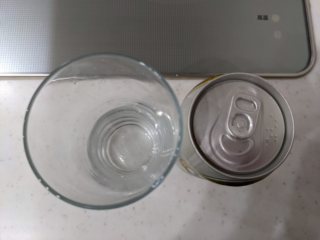 上から見たグラスと缶の「グランドタイム糖質70％オフ」