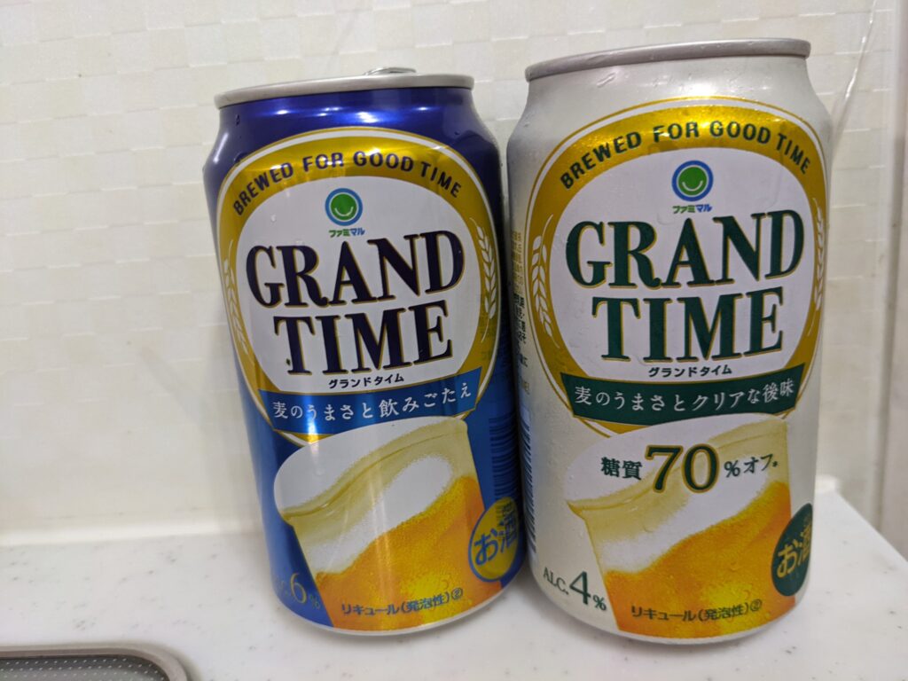缶の「グランドタイム」と「グランドタイム糖質70％オフ」を並べているところ