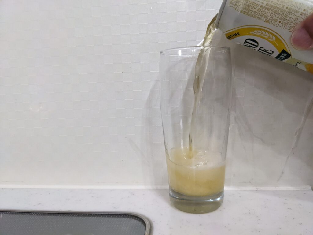 グラスに缶の「グランドタイム糖質70％オフ」を注いだところ