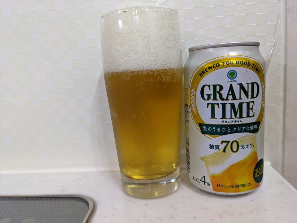 「グランドタイム糖質70％オフ」が注がれたグラスとその缶