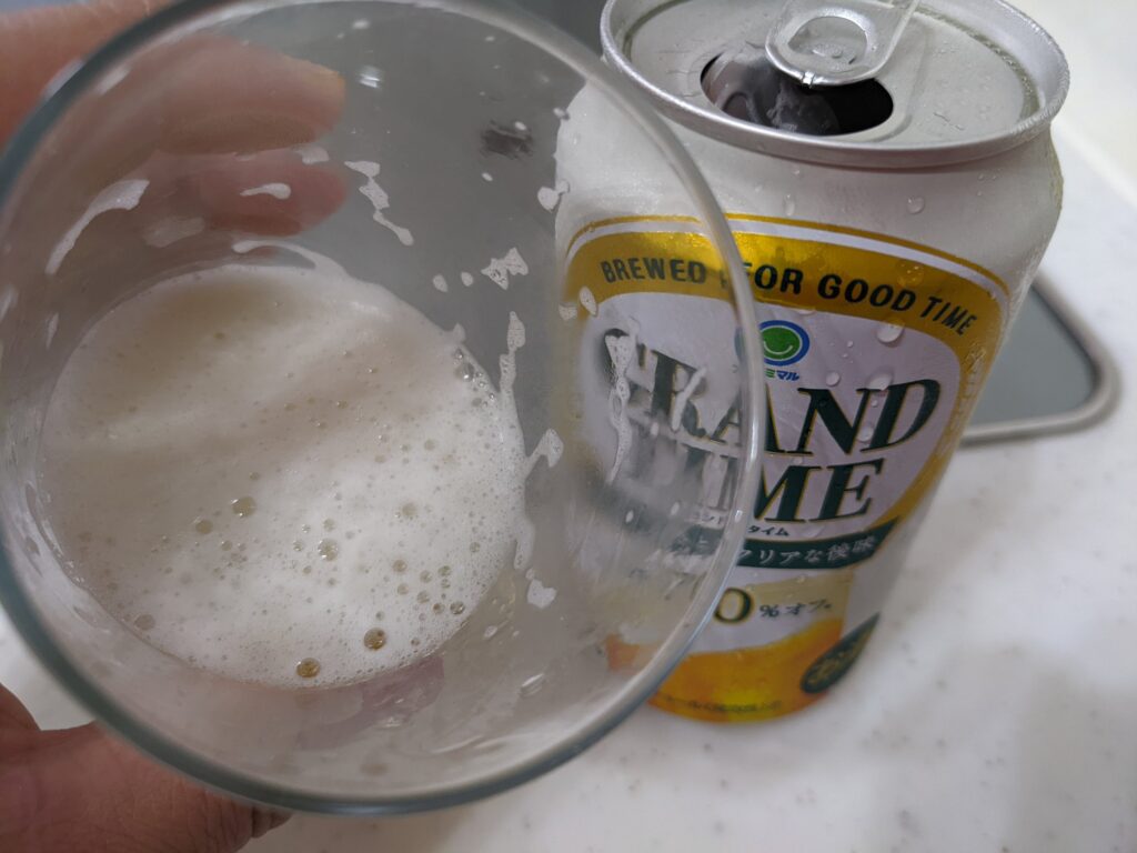 グラスに残った残り3割程の「グランドタイム糖質70％オフ」