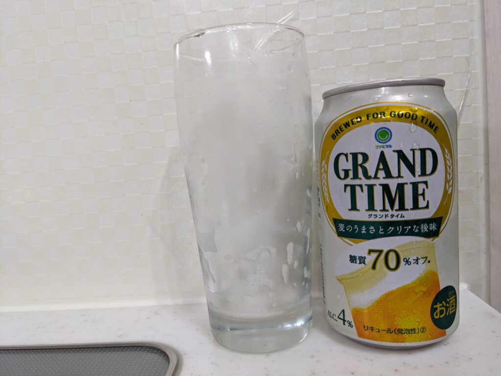 「グランドタイム糖質70％オフ」を飲み終えたグラスとその空き缶
