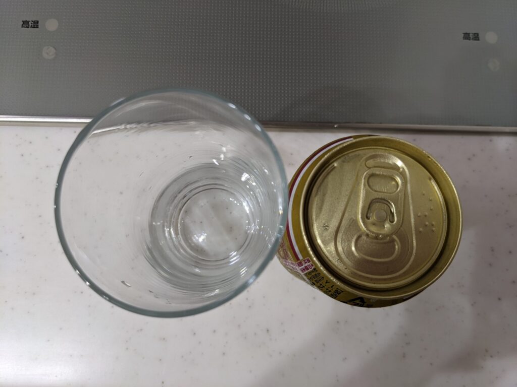 上から見たグラスと缶の「トップバリュ」プレミアム生ビール