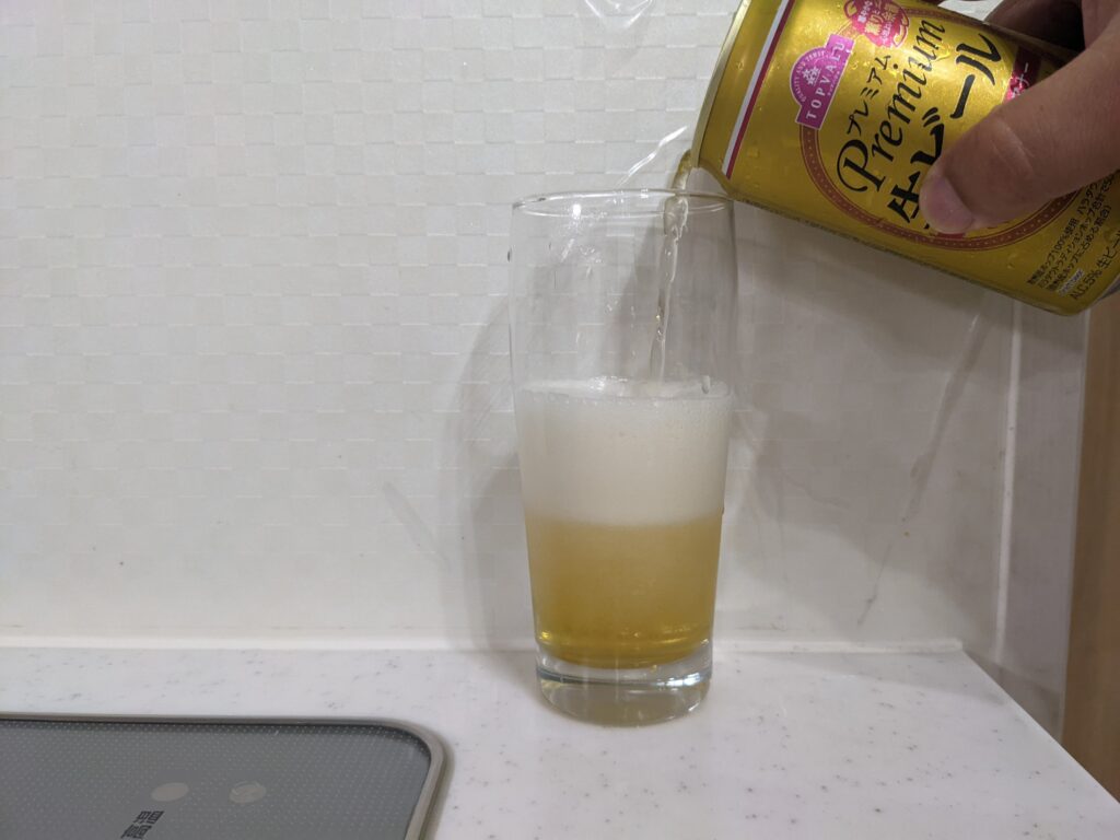 グラス3割程まで「トップバリュ」プレミアム生ビールを注いだところ
