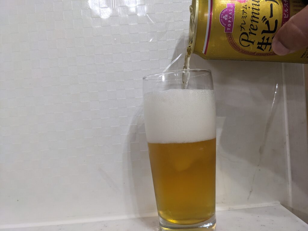 グラス8割程まで「トップバリュ」プレミアム生ビールを注いだところ