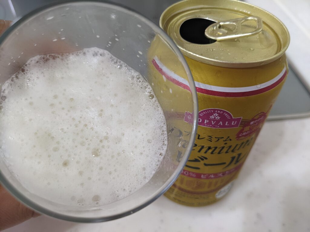 「トップバリュ」プレミアム生ビールを一口飲んだところ