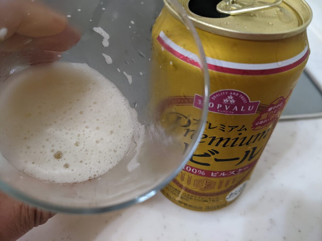 残り4割程のグラスに入った「トップバリュ」プレミアム生ビール