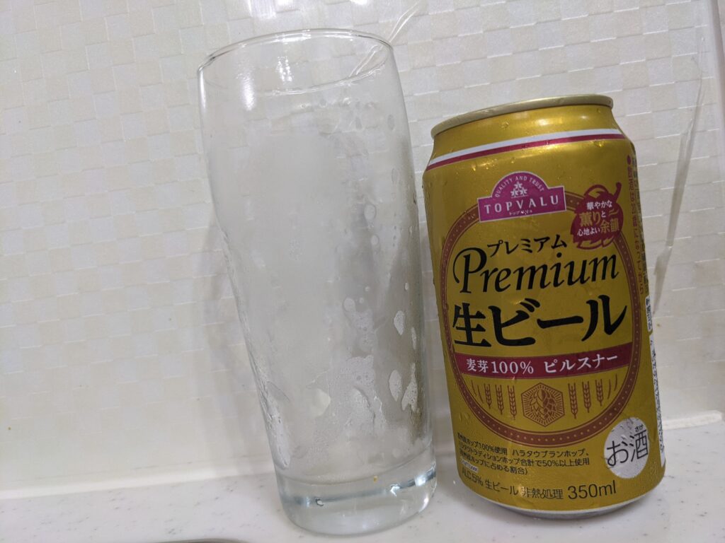 「トップバリュ」プレミアム生ビールを飲み終えたグラスとその空き缶