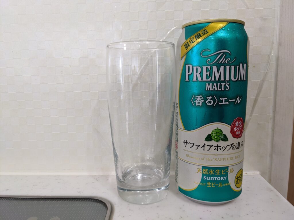 グラスと缶の「サファイアホップの恵み（プレモル香るエール）」