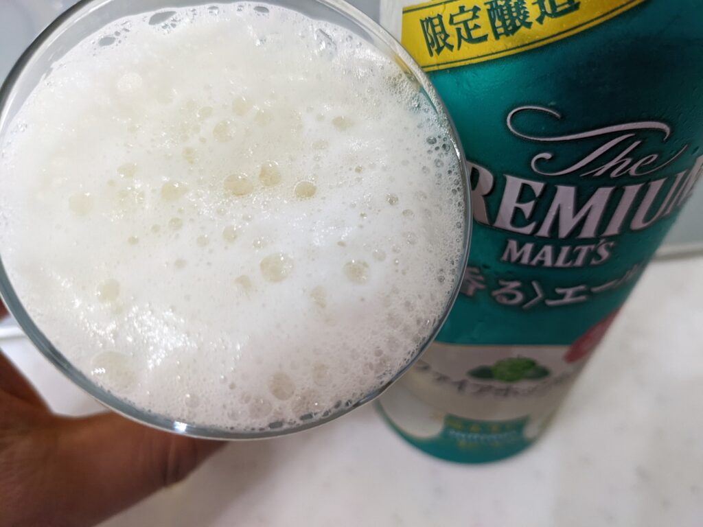 「サファイアホップの恵み（プレモル香るエール）」を飲むところ