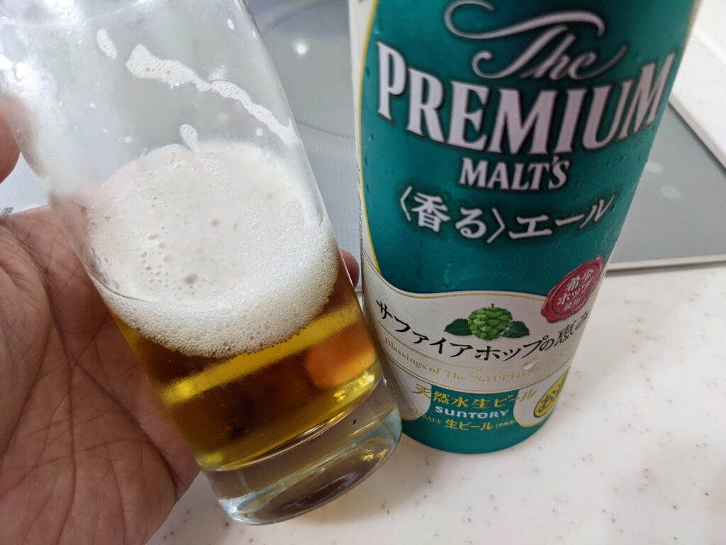 残り3割程の「サファイアホップの恵み（プレモル香るエール）」が入ったグラス