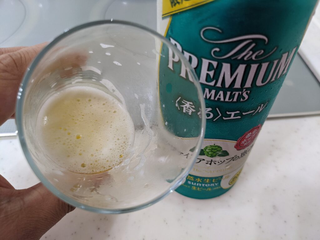 最後の一口程度の「サファイアホップの恵み（プレモル香るエール）」が入ったグラス