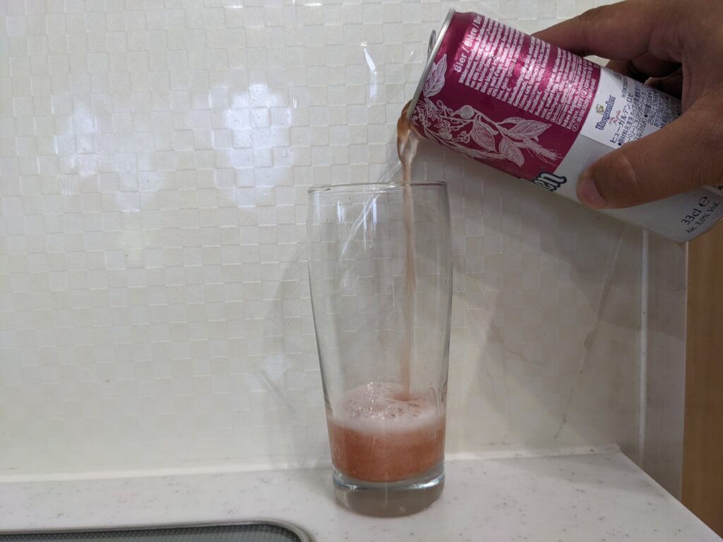 グラスに缶の「ヒューガルデンロゼ」を注いだところ
