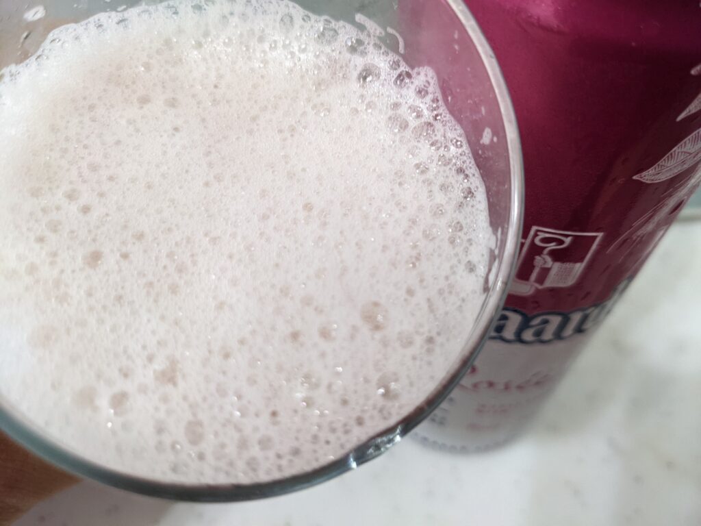 「ヒューガルデンロゼ」を飲むところ