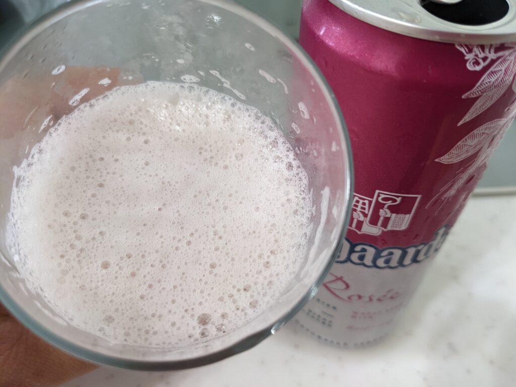 「ヒューガルデンロゼ」を一口飲んだところ