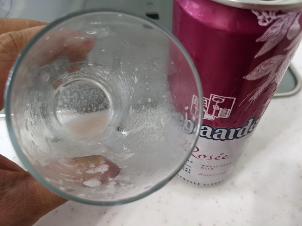 「ヒューガルデンロゼ」を飲み終えたグラス