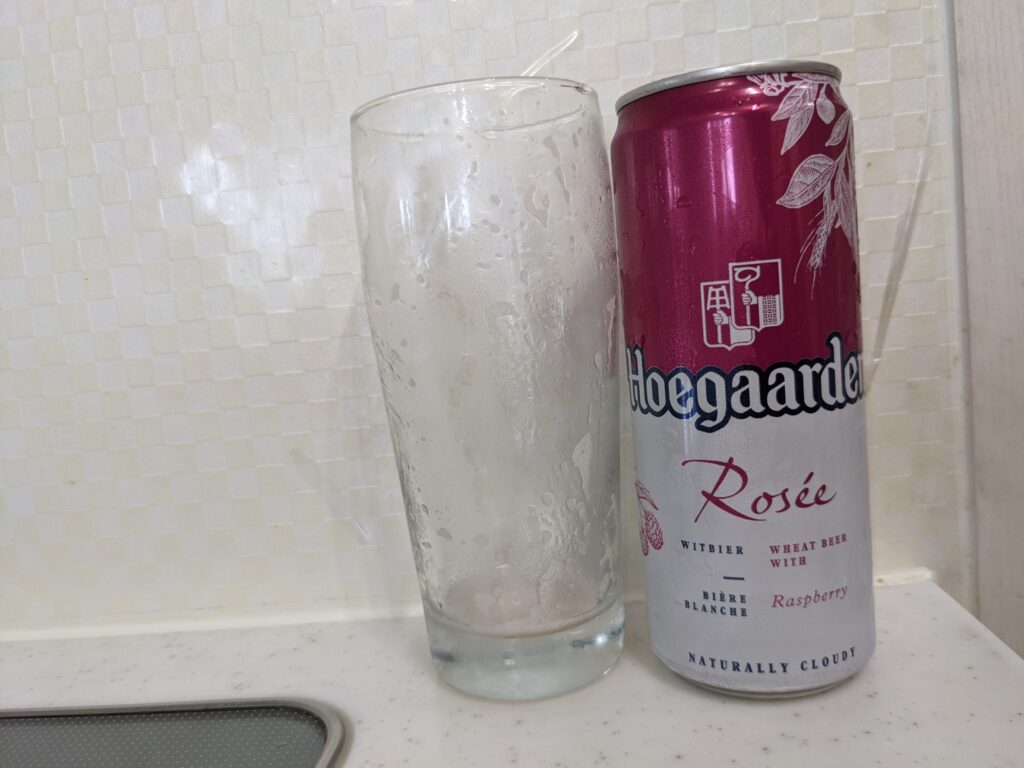 「ヒューガルデンロゼ」を飲み終えたグラスとその缶