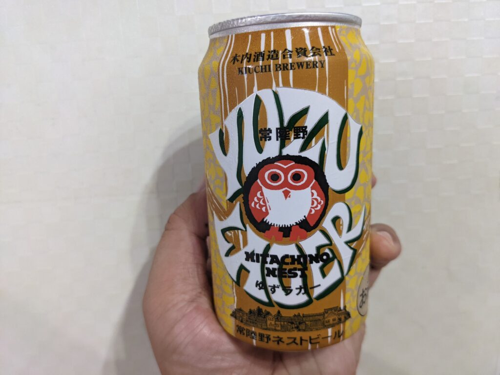 「ゆずラガー（常陸野ネスト）」を手で持っている