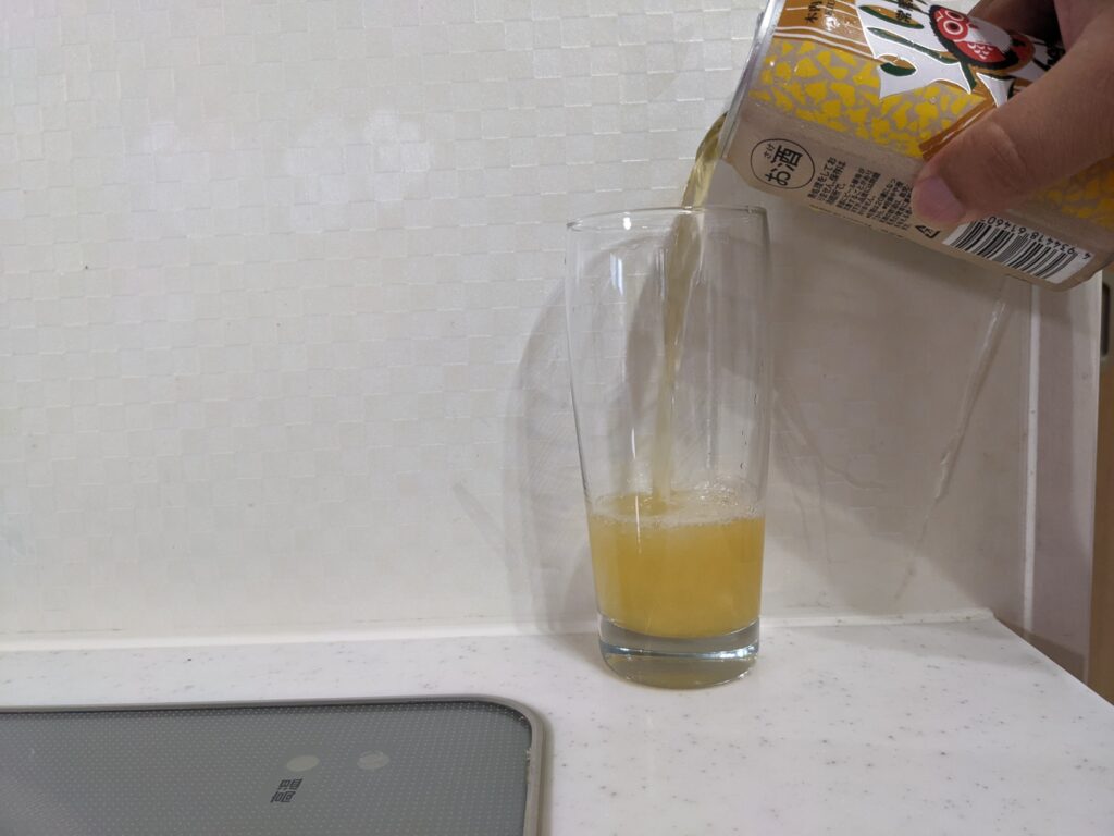 コップに「ゆずラガー（常陸野ネスト）」を注いだところ