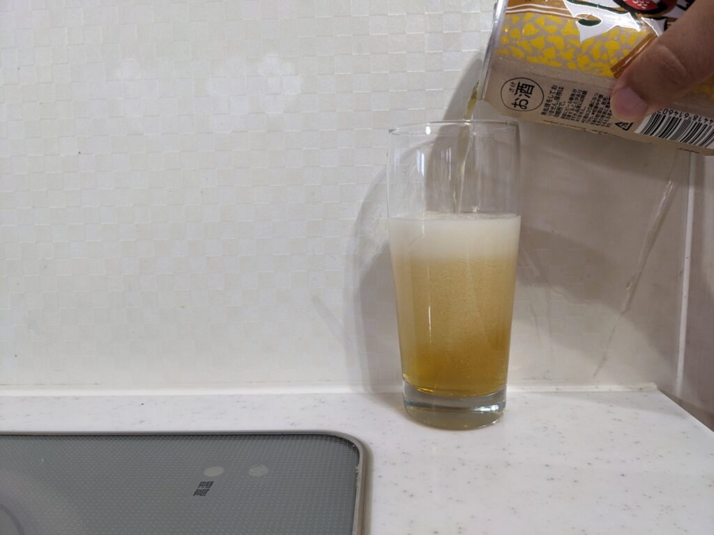 コップ半分程まで「ゆずラガー（常陸野ネスト）」を注いだところ