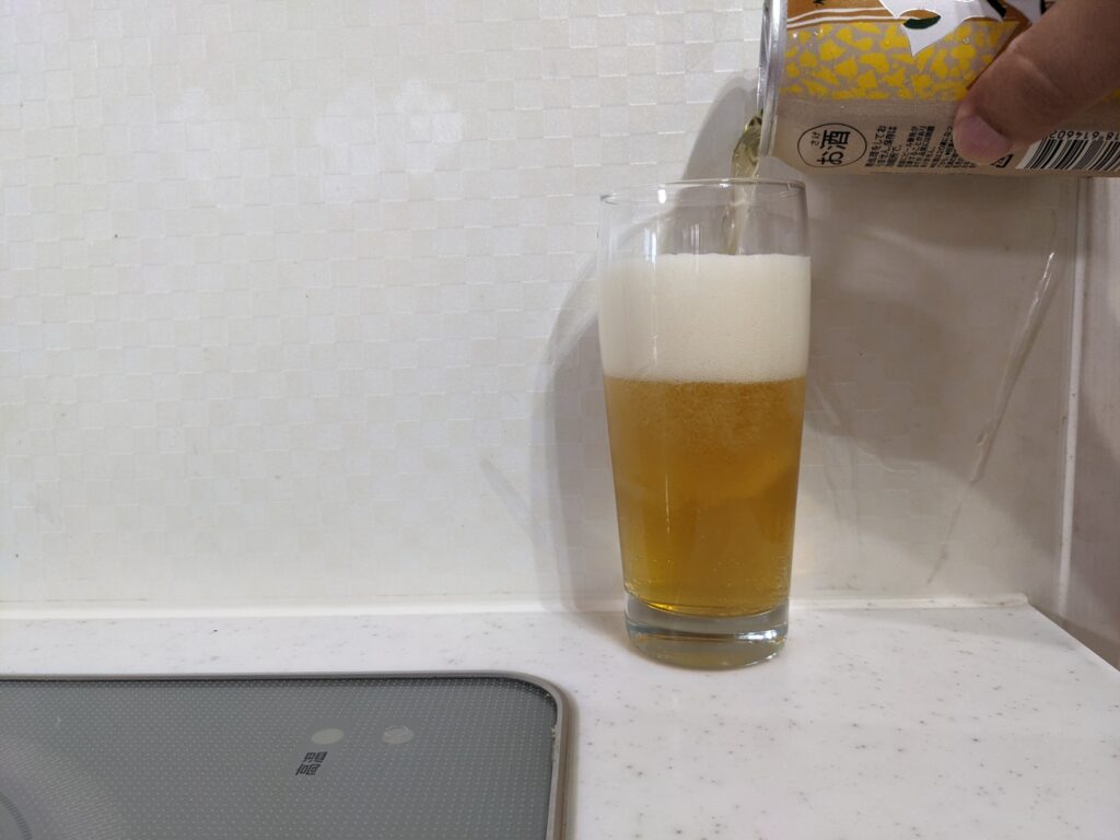 コップ8割程まで「ゆずラガー（常陸野ネスト）」を注いだところ