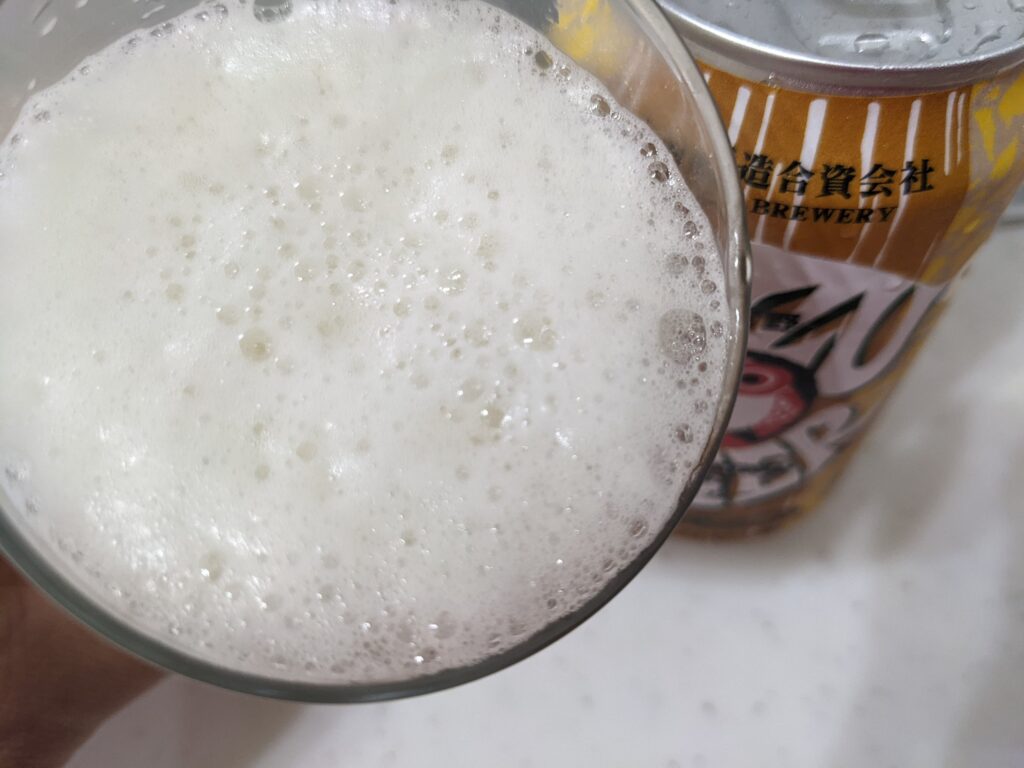 「ゆずラガー（常陸野ネスト）」を飲むところ