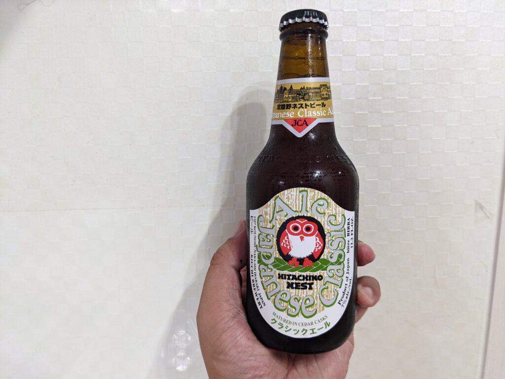 「ジャパニーズクラシックエール常陸野ネストビール」を手で持っている