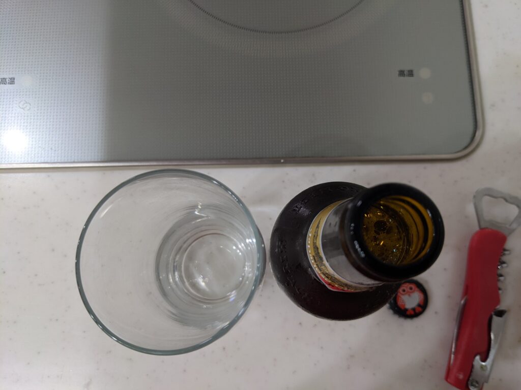 瓶の「ジャパニーズクラシックエール常陸野ネストビール」のフタを開けたところ