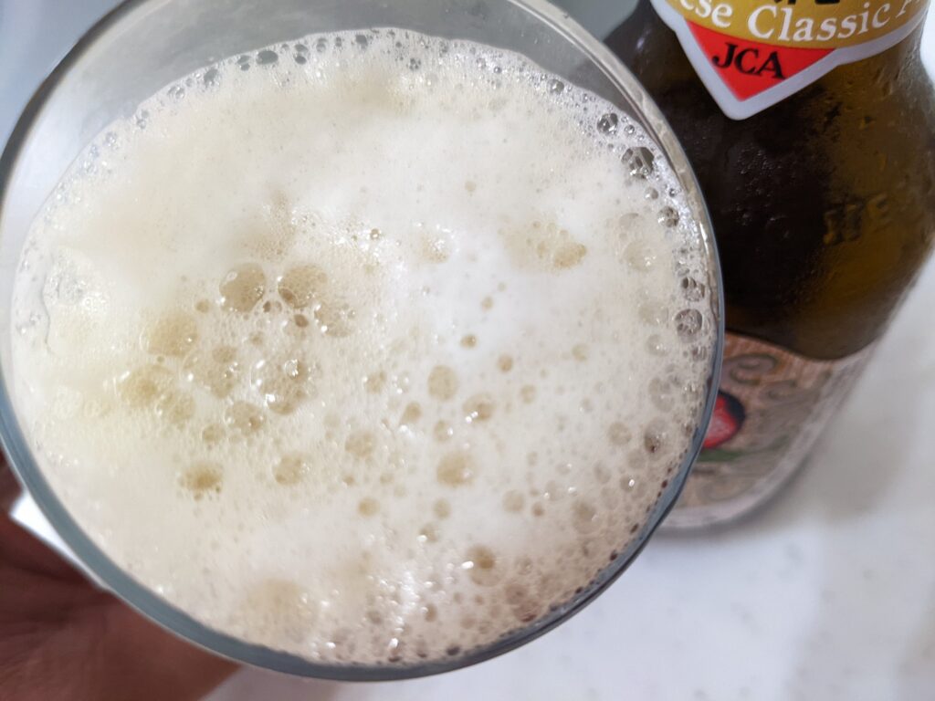 「ジャパニーズクラシックエール常陸野ネストビール」を飲むところ