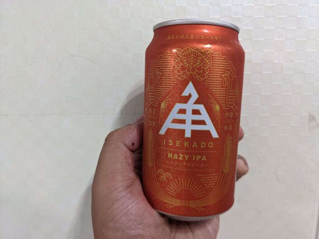 「イセカドヘイジーIPA」を手で持っているところ