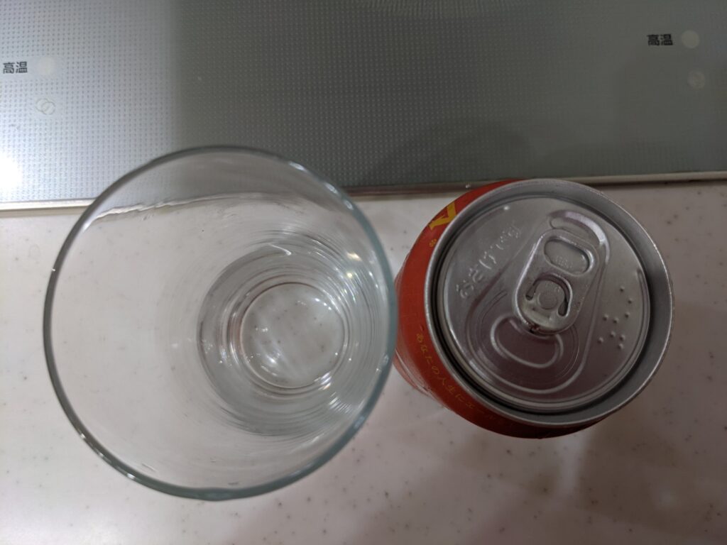 上から見たグラスと缶の「イセカドヘイジーIPA」