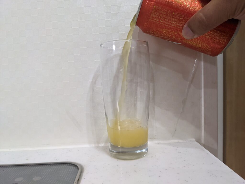 グラスに缶の「イセカドヘイジーIPA」を注いだところ