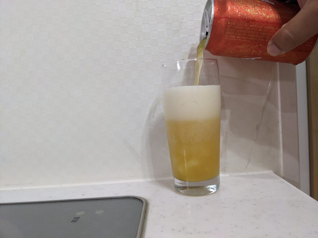 グラスに7割程「イセカドヘイジーIPA」を注いだところ