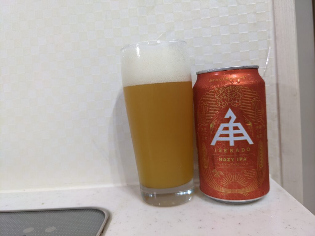 「イセカドヘイジーIPA」が注がれたグラスとその缶