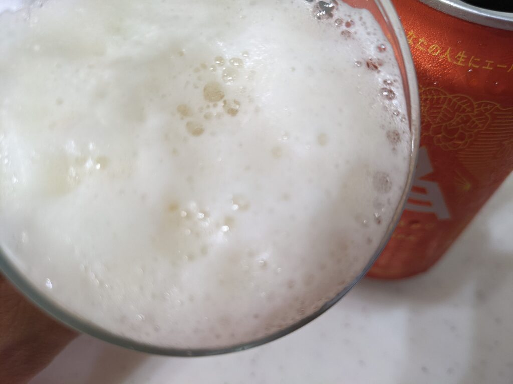 「イセカドヘイジーIPA」を飲むところ