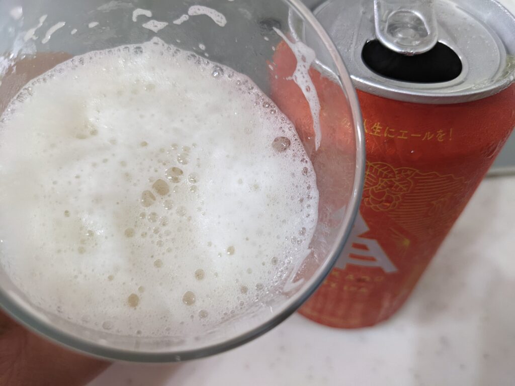 「イセカドヘイジーIPA」を一口飲んだところ