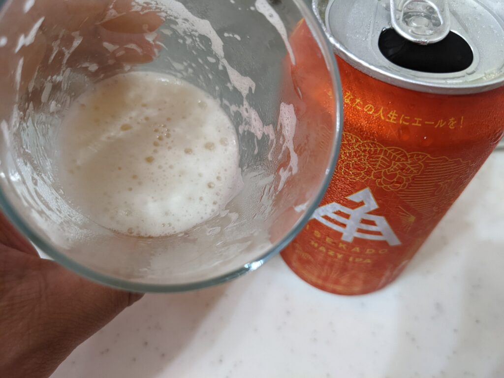 残り3割程のグラスに入った「イセカドヘイジーIPA」