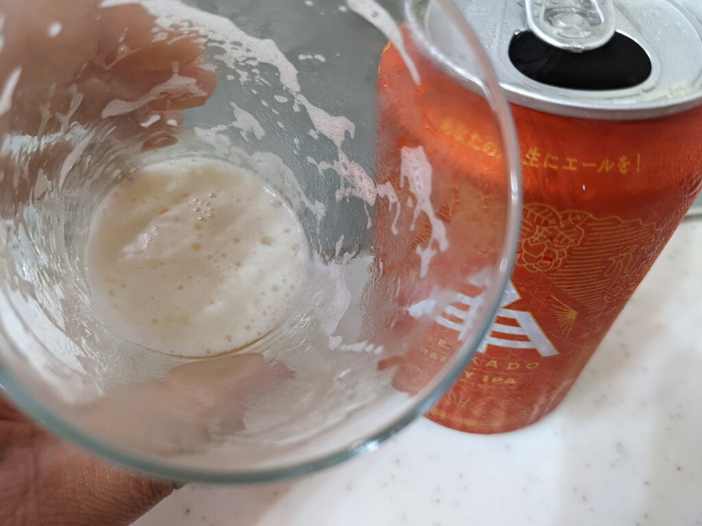 残り2割程のグラスに入った「イセカドヘイジーIPA」