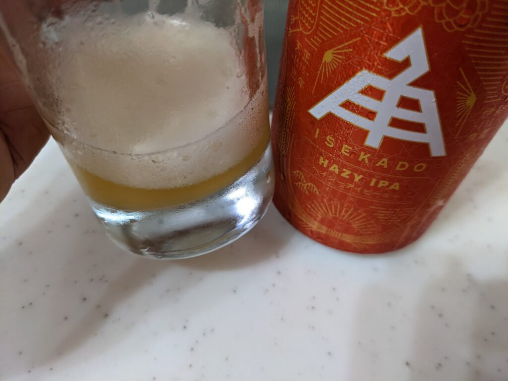 残り1割程のグラスに入った「イセカドヘイジーIPA」