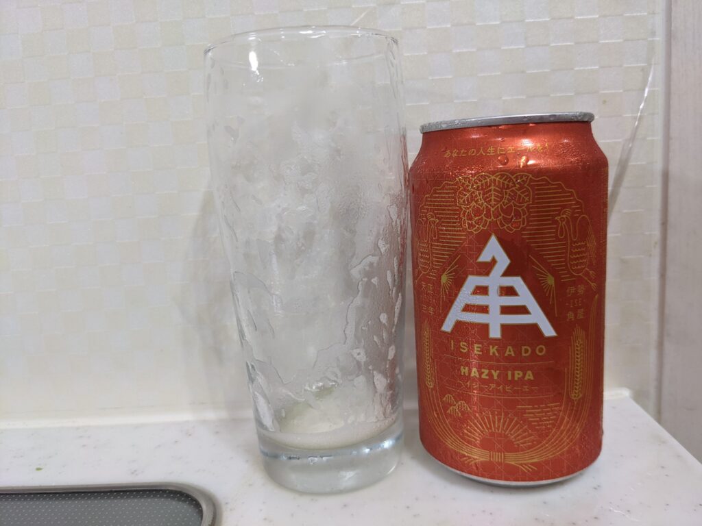 「イセカドヘイジーIPA」を飲み終えたグラスとその空き缶