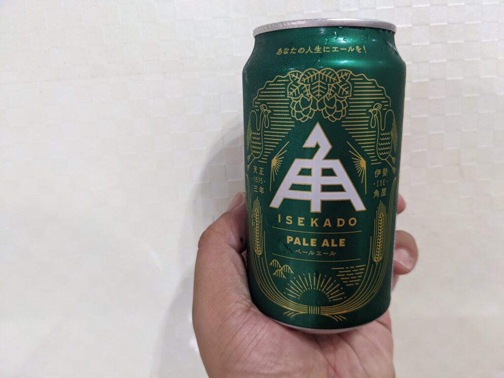 「イセカドペールエール(伊勢角屋麦酒)」を手で持っている