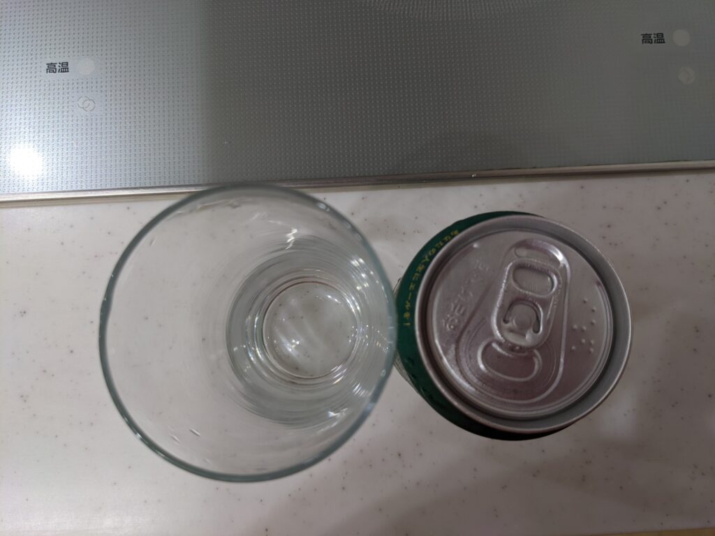 上から見たグラスと缶の「イセカドペールエール（伊勢角屋麦酒）」