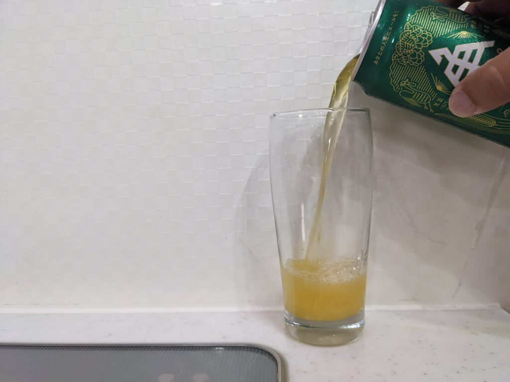 グラスに缶の「イセカドペールエール（伊勢角屋麦酒）」を注いだところ