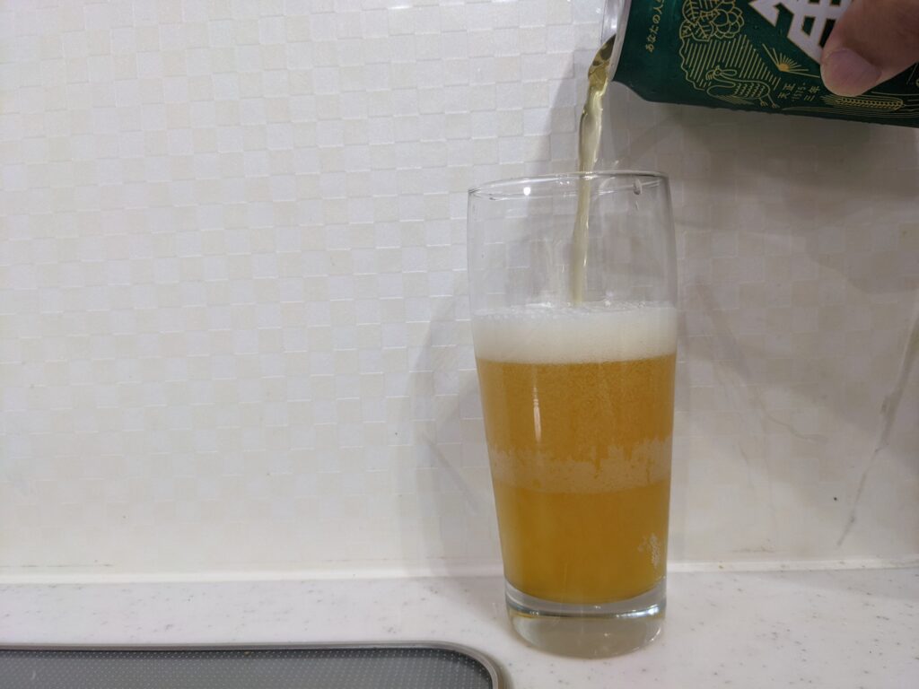 グラスに7割程「イセカドペールエール（伊勢角屋麦酒）」を注いだところ