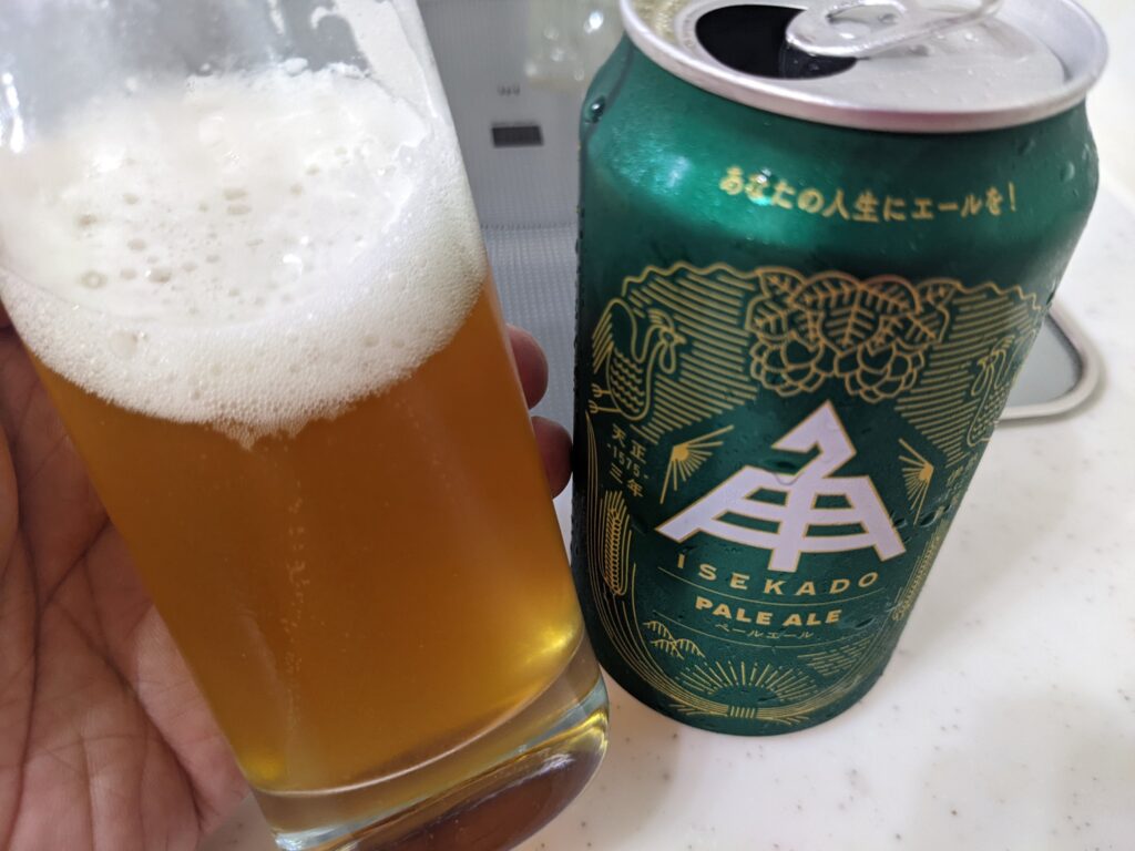 「イセカドペールエール（伊勢角屋麦酒）」が入ったグラスを傾けているところ