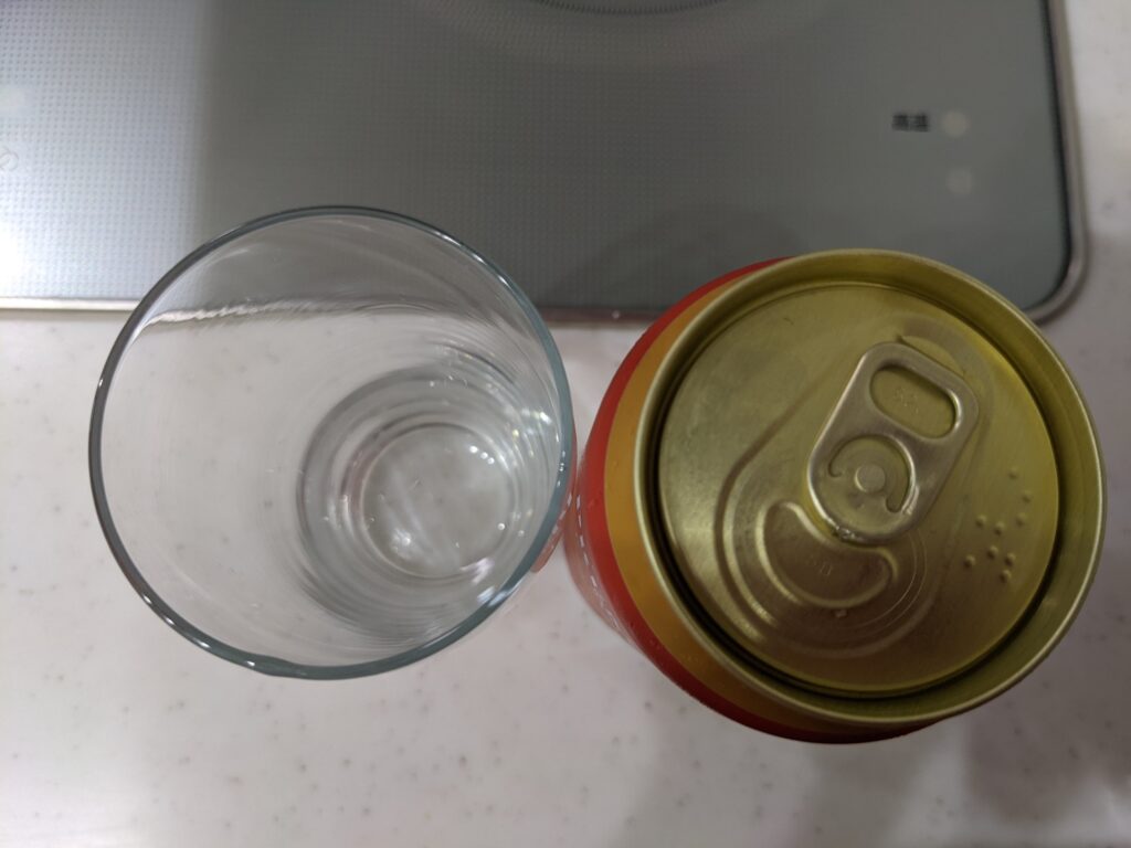 上から見たグラスと缶の「アンバーエール（プレミアムモルツ）」