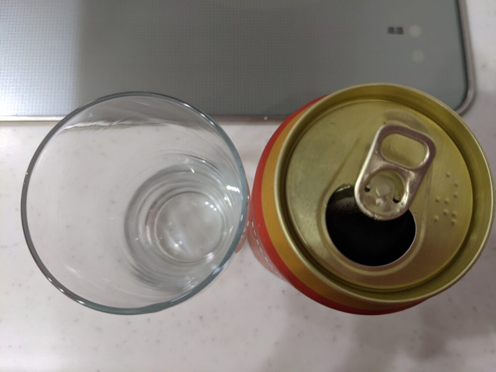 缶の「アンバーエール（プレミアムモルツ）」のフタを開けたところ