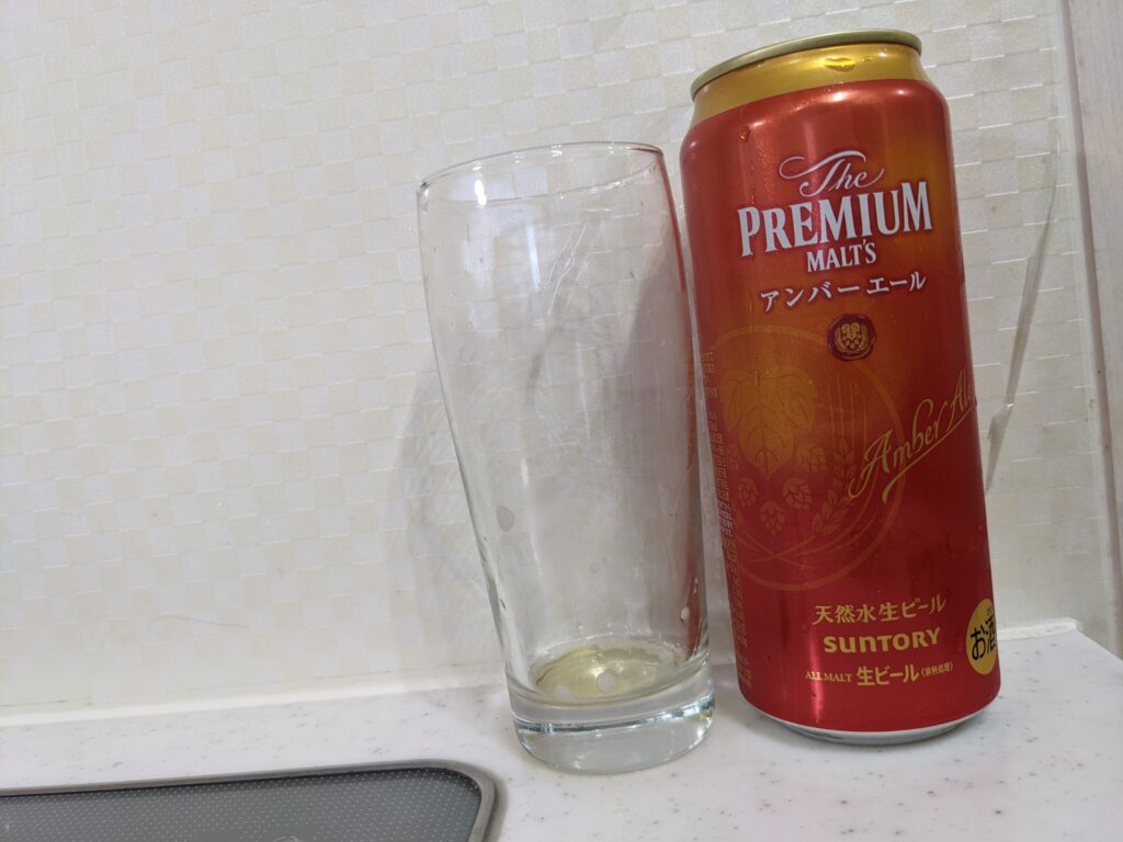 「アンバーエール（プレミアムモルツ）」を飲み終えたグラスとその500ml空き缶
